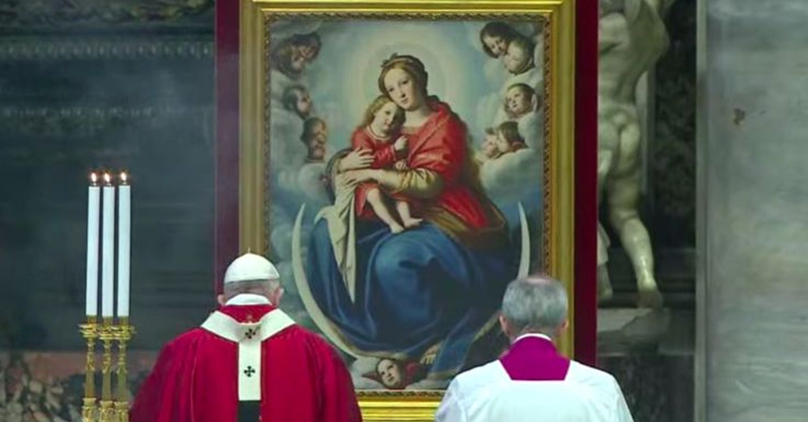 Francisco, ante la imagen de la Virgen