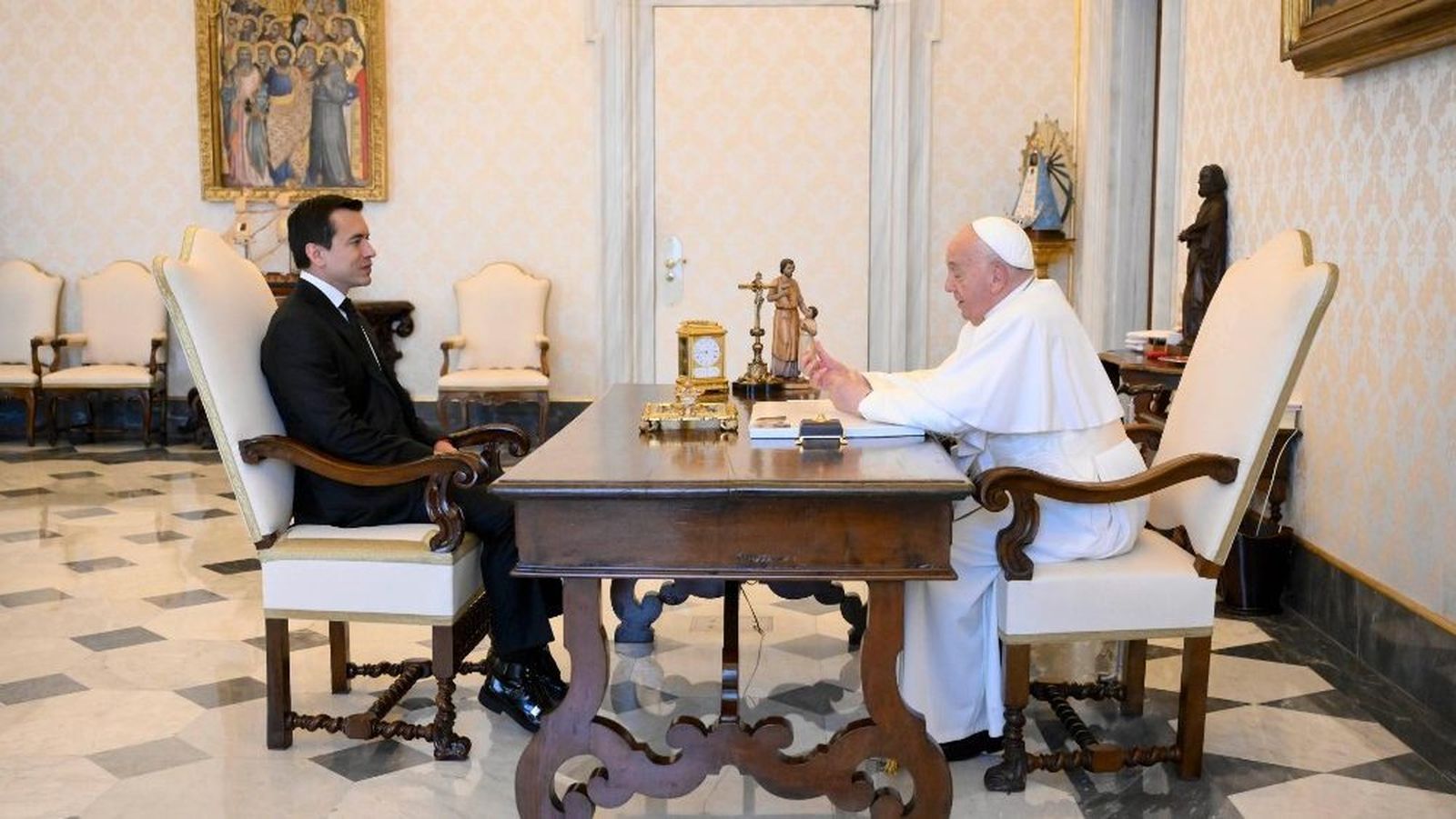 El Papa conversa en privado con el presidente de Ecuador