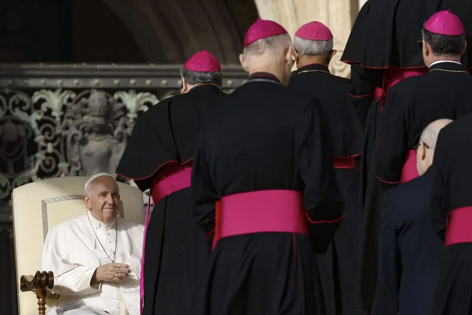 Francisco saluda a varios obispos