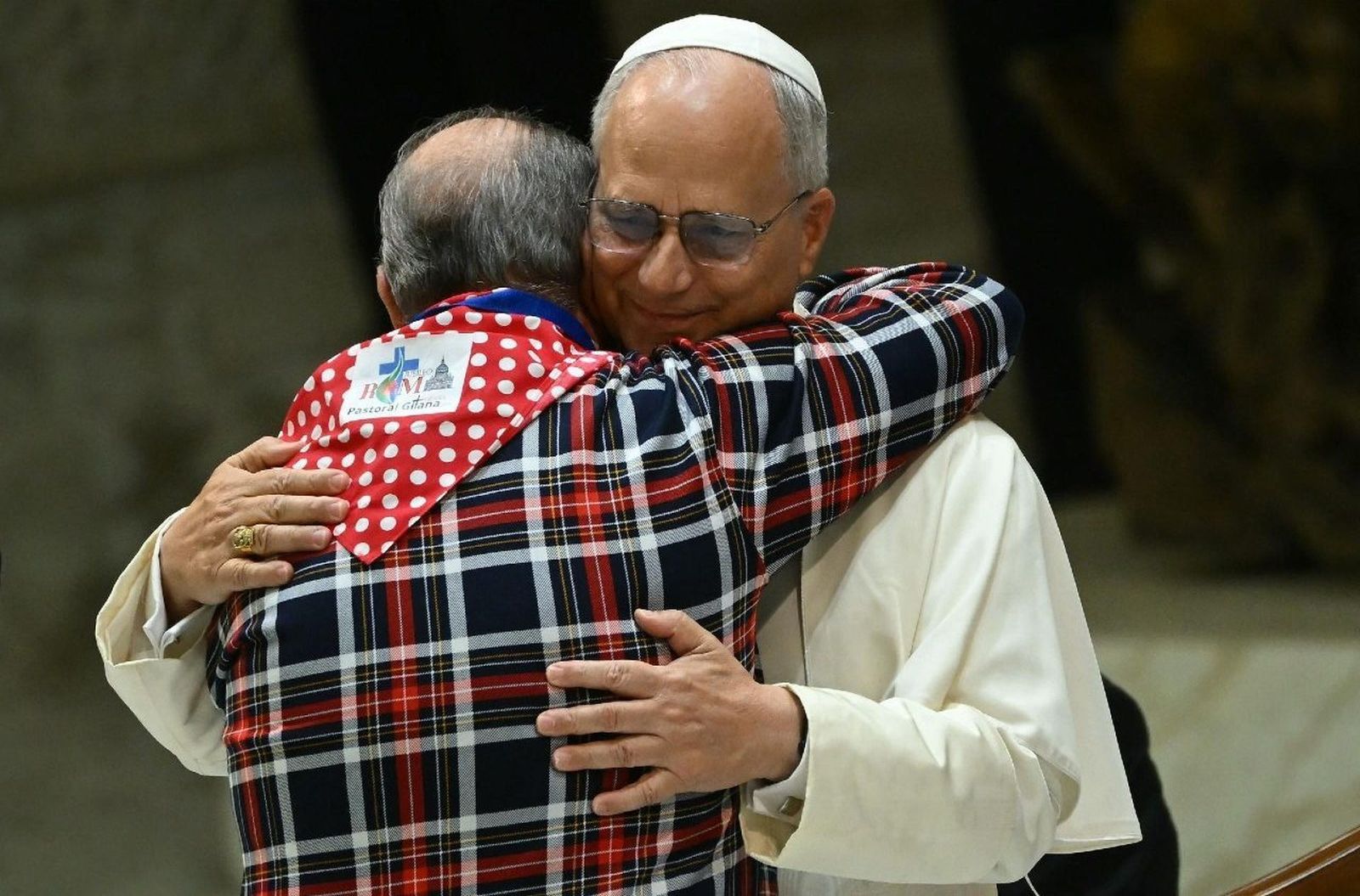 El abrazo de un gitano español al Papa
