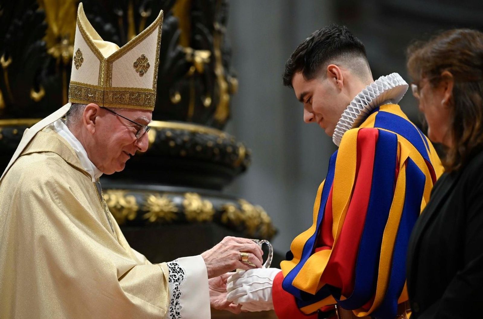 El cardenal Parolin en la misa con motivo de la toma de posesión de la Guardia Suiza