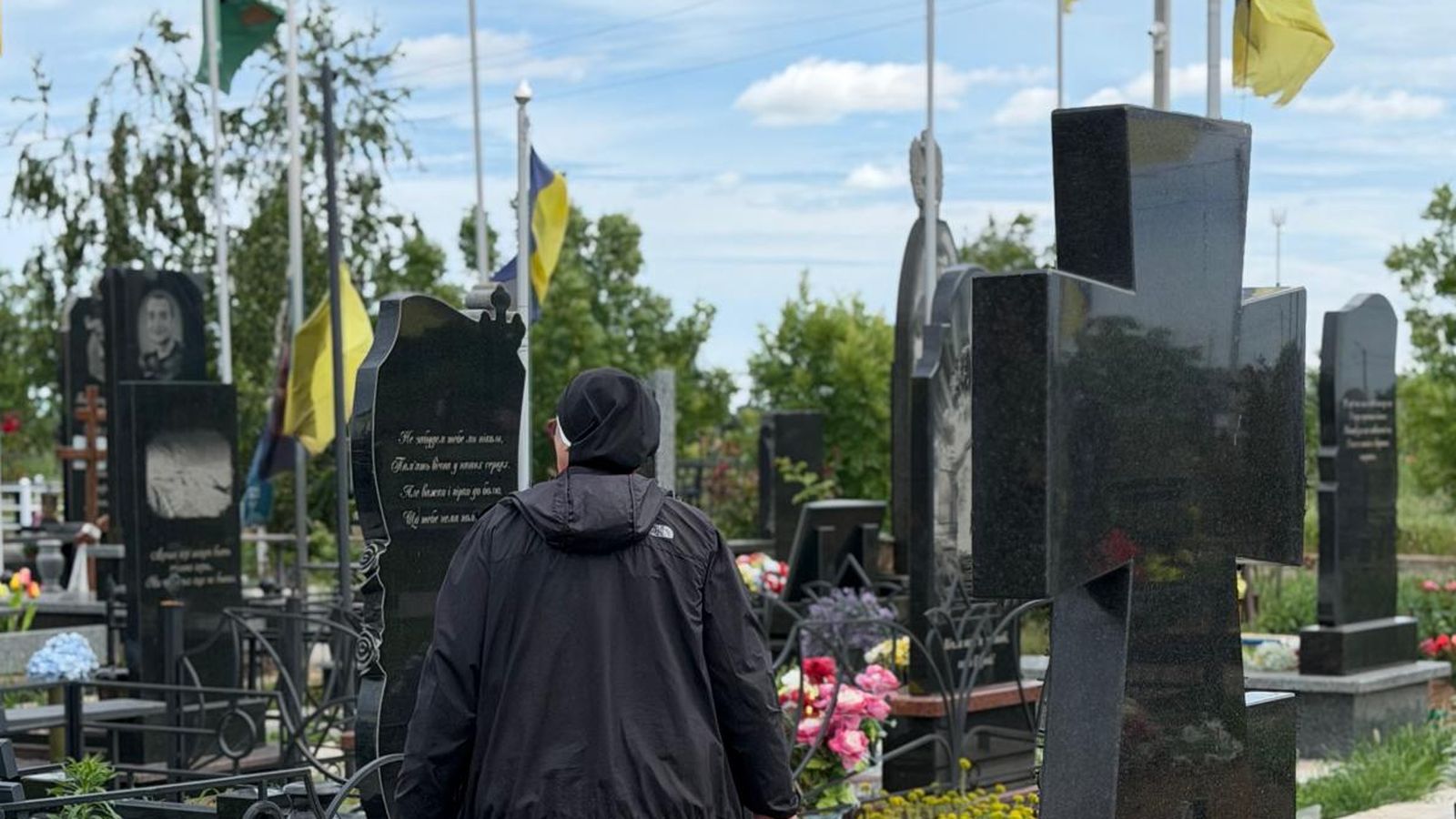 Sor Lucía Caram, en un cementerio de Ucrania
