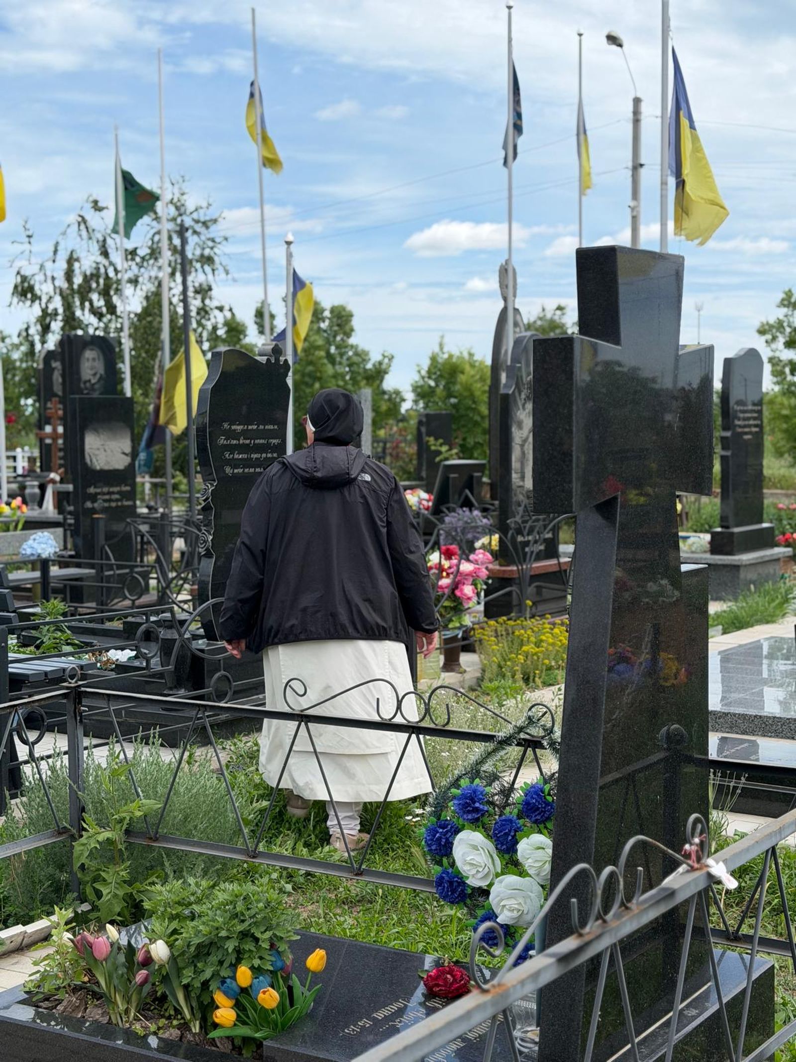 Sor Lucía Caram, en un cementerio de Ucrania