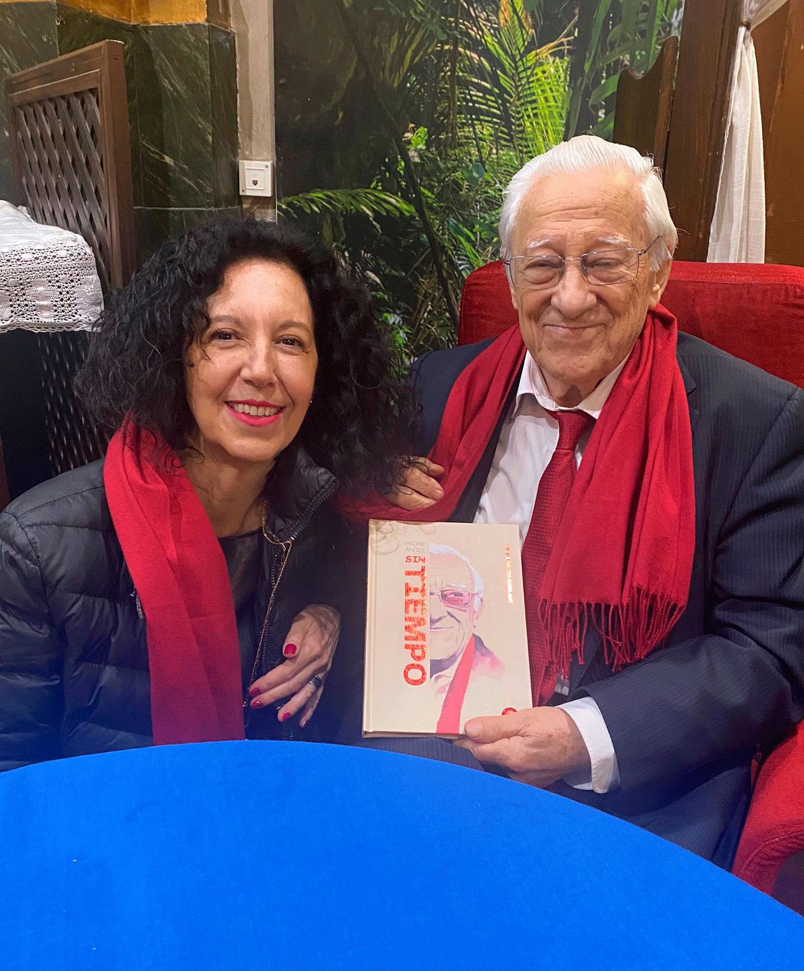Celia Benito entrega el primer ejemplar del libro al padre Ángel
