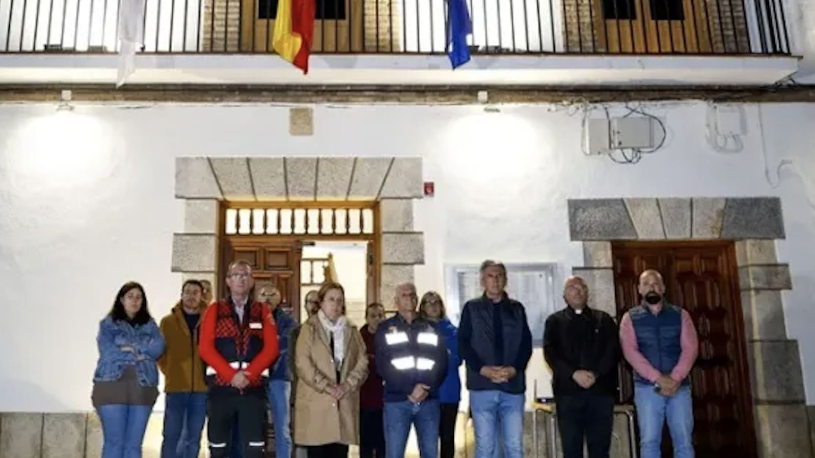 José Miguel Fernández, durante el minuto de silencio frente al ayuntamiento