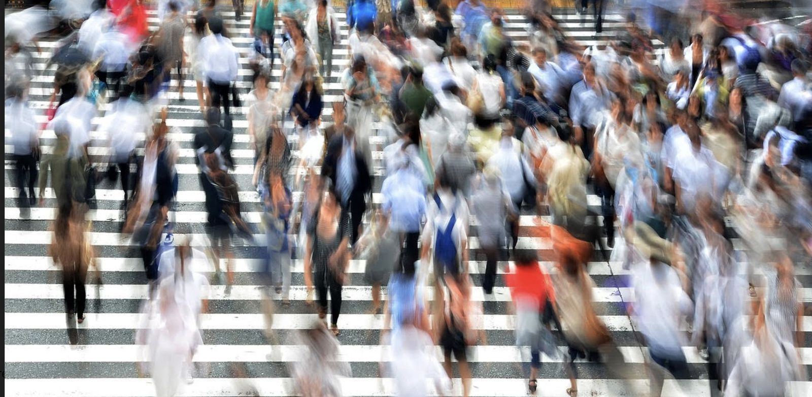 Personas cruzando un paso de peatones