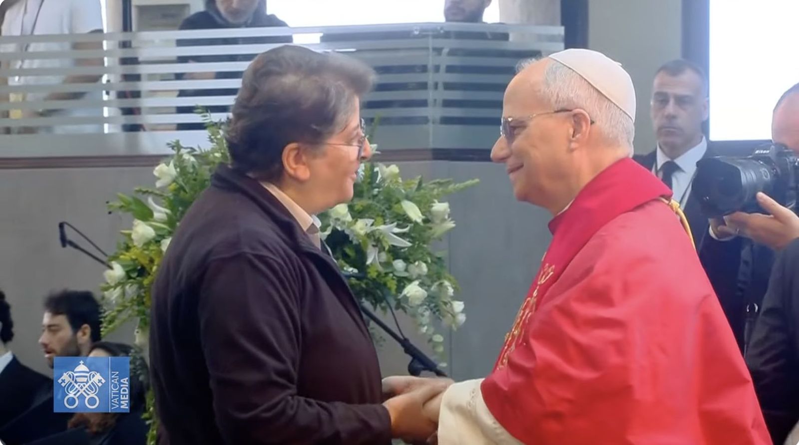 El Papa saluda en el Santuario de Nuestra Señora del Líbano a una religiosa y directora de una escuela