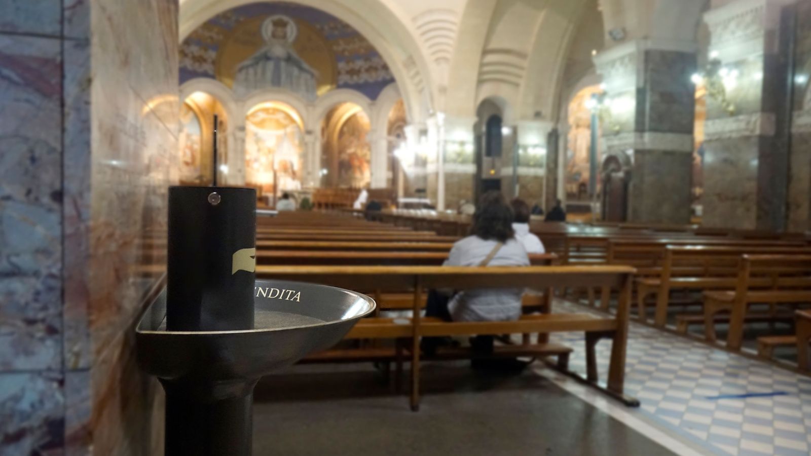 El dispensador de agua bendita