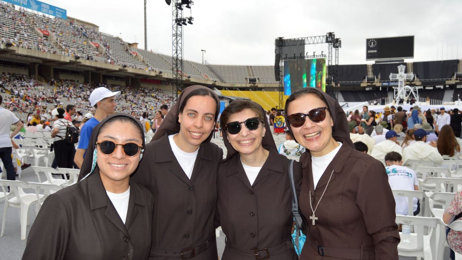 Religiosas de todas las edades se citaron en el Estadi.