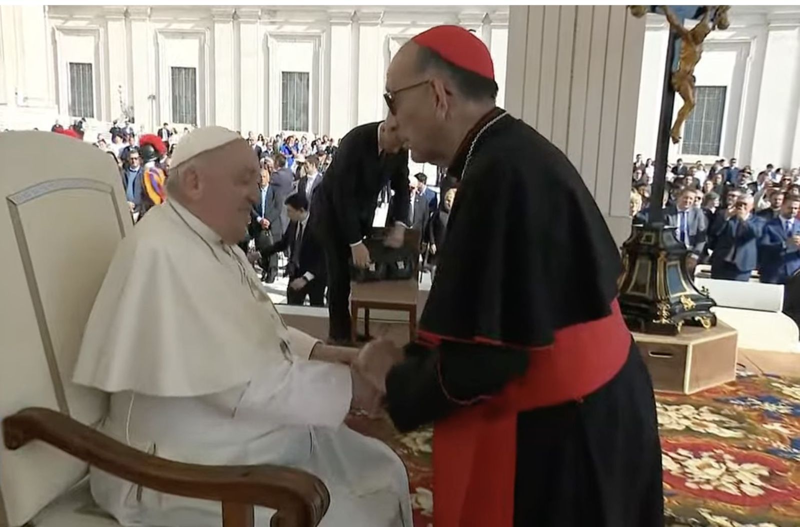 El cardenal Omella saluda a Francisco tras la audiencia general