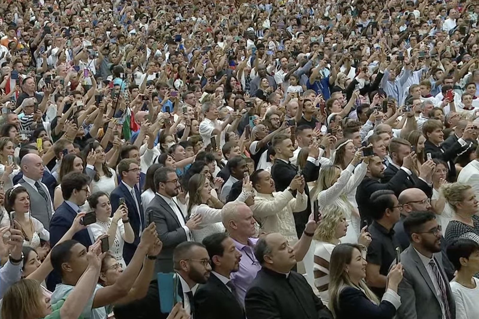 Los fieles graban la entrada del Papa al Aula Pablo VI