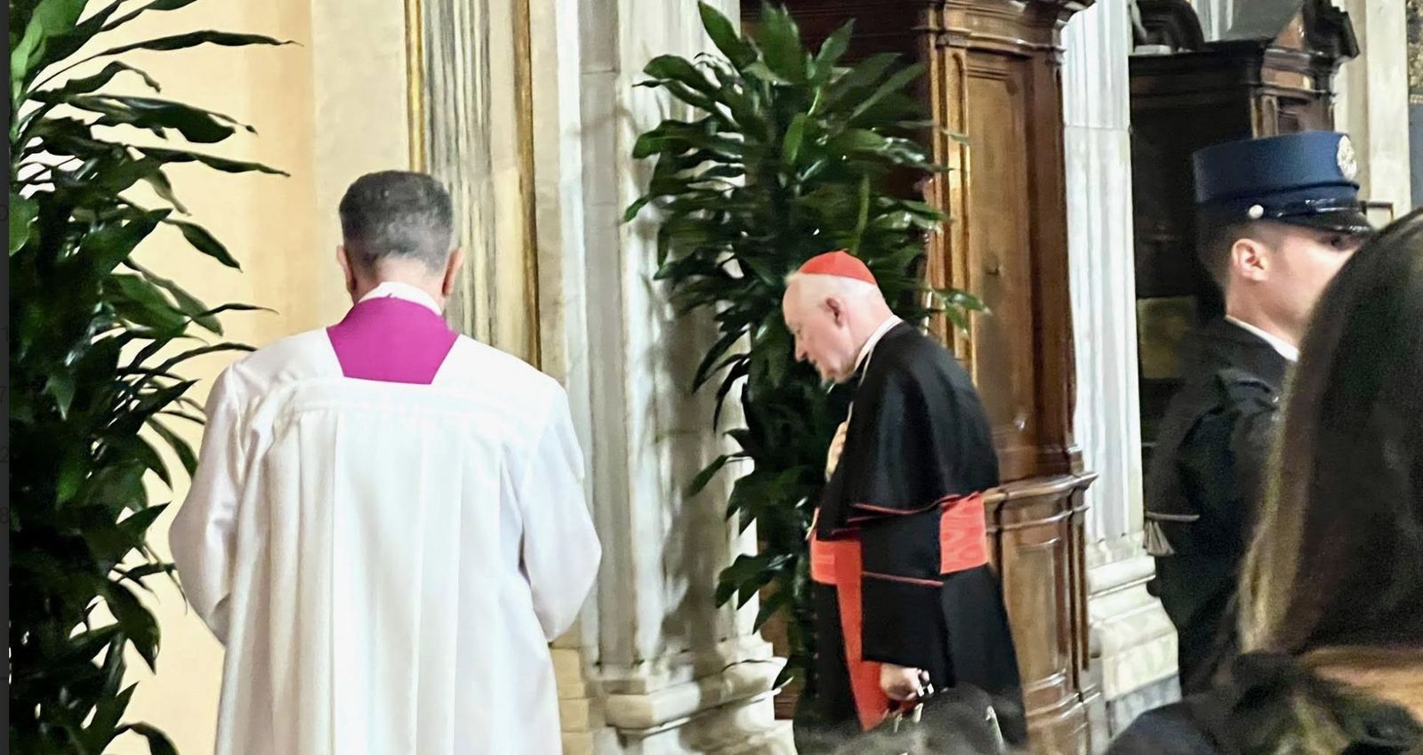 Ouellet ante la tumba de Francisco