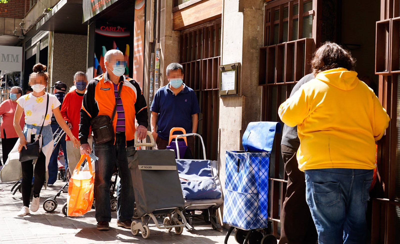 Colas del hambre en la paroquia de San Josemaria Escrivá, de Valencia