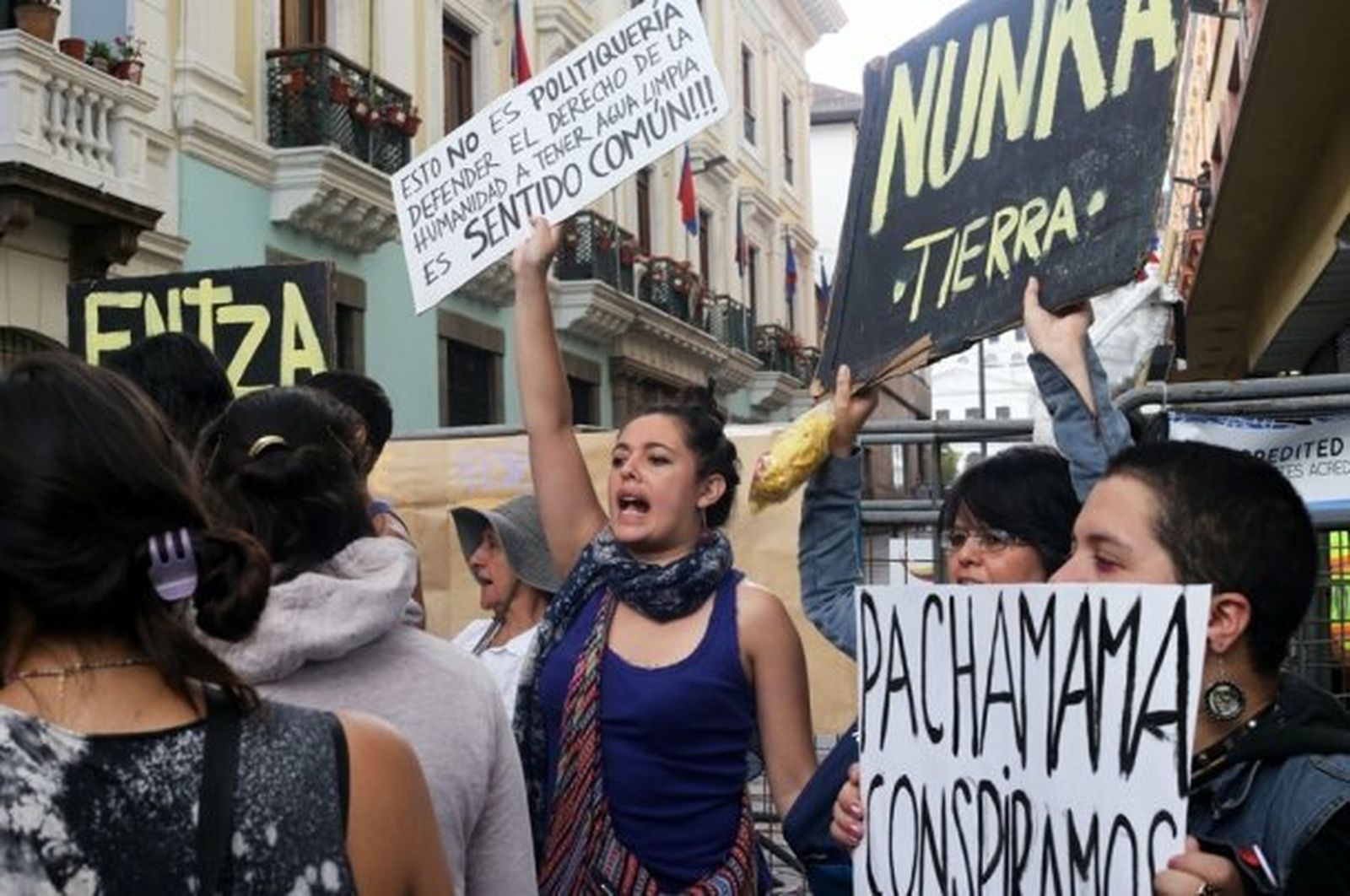 Activistas en contra de la explotación minera en una protesta en Quito