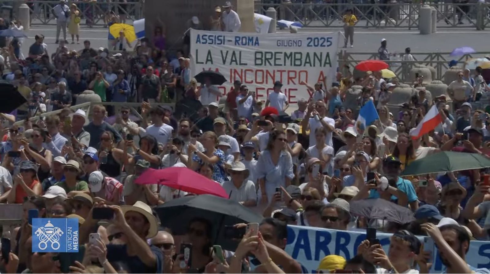 Fieles en San Pedro para rezar el ángelus con León XIV