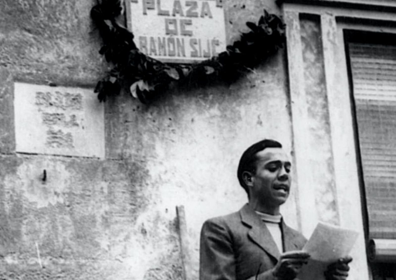 Miguel Hernández recitando en la Plaza Ramón Sijé de Orihuela