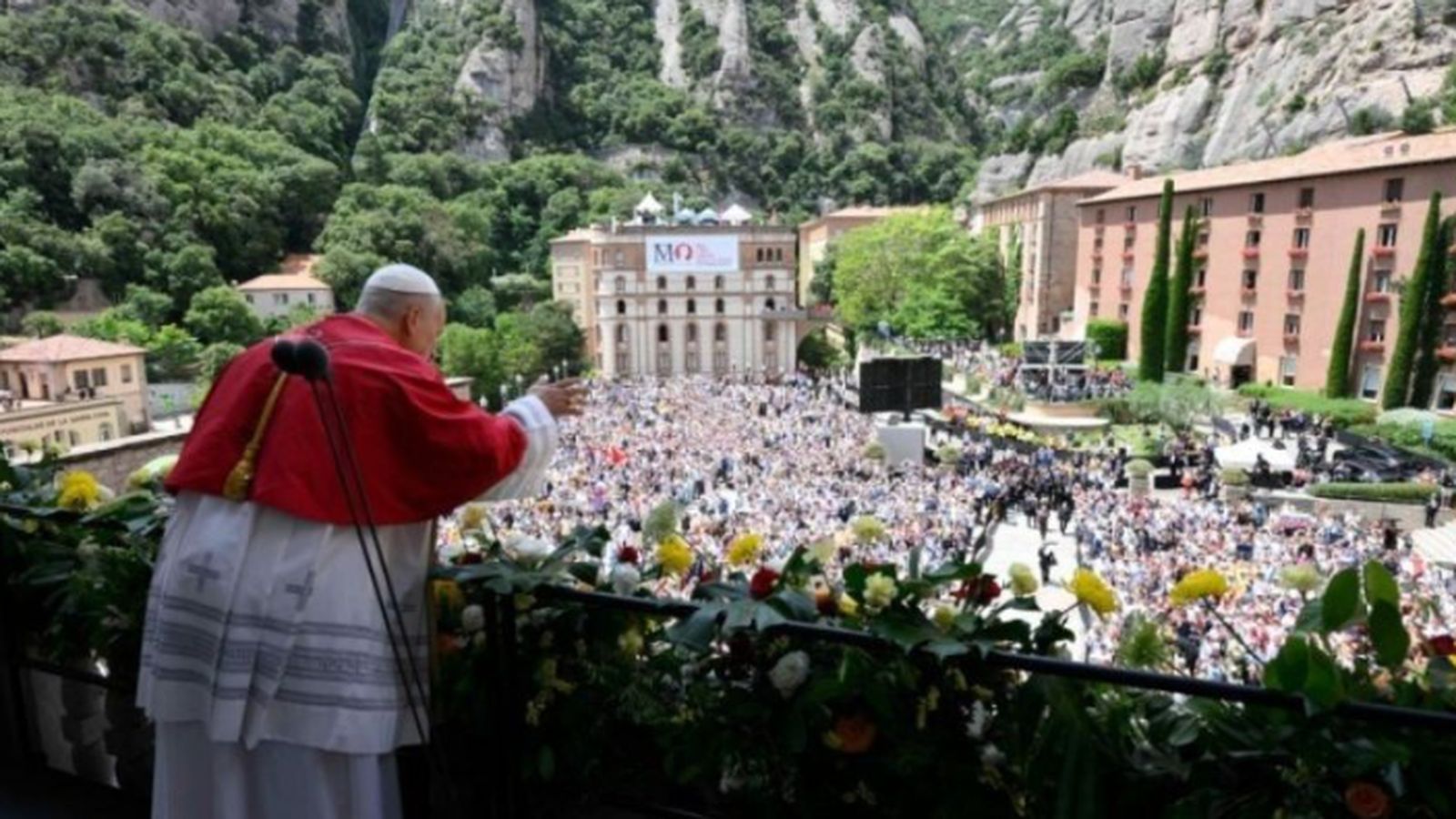 El Papa, saludando a los fieles congregados en Montserrat.