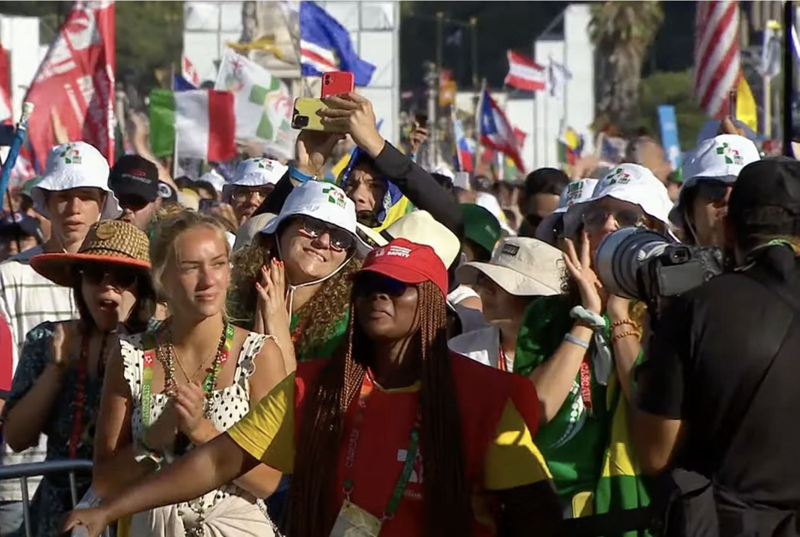 Jóvenes asistentes a la ceremonia de acogida en el Parque Eduardo VII