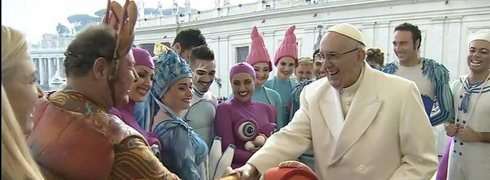 El Papa, con los acróbatas
