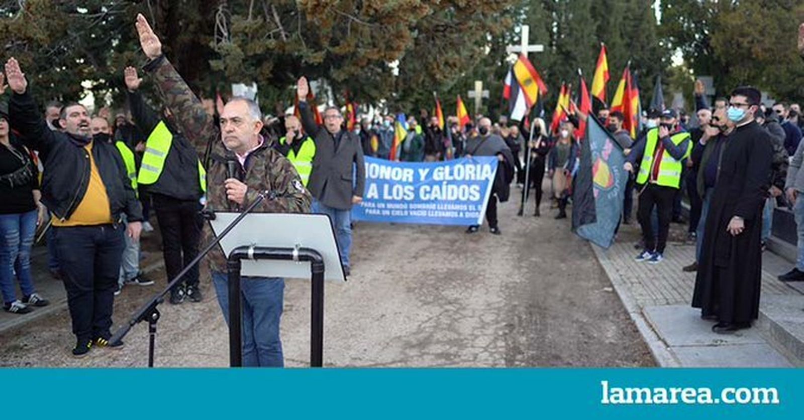 Los organizadores hacen el saludo nazi, con el clérigo a la derecha (imagen de La Marea)