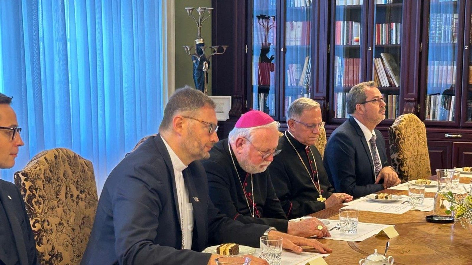 Monseñor Gallagher con autoridades ucranianas