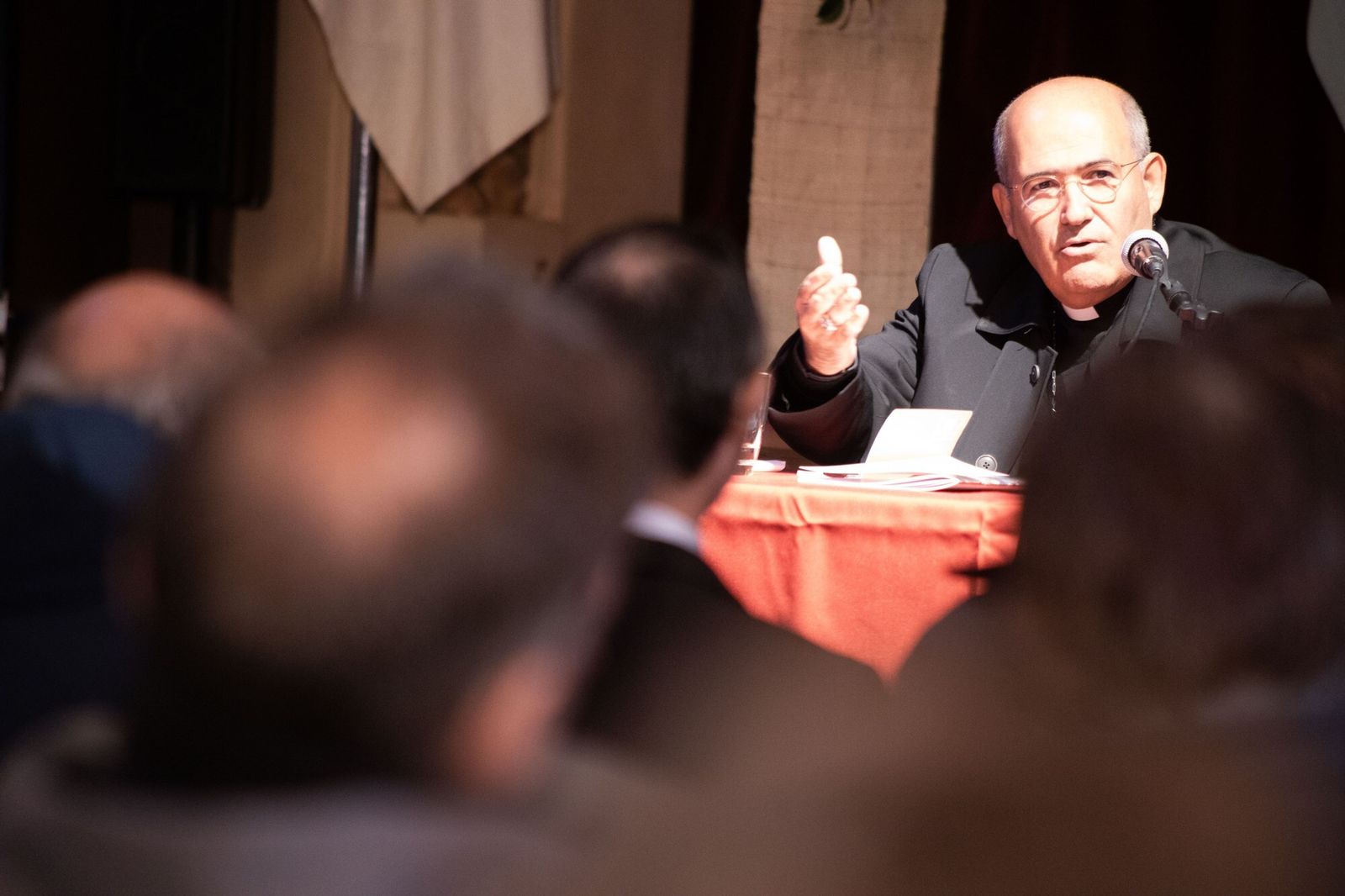 El cardenal Tolentino en la Facultad de Teología