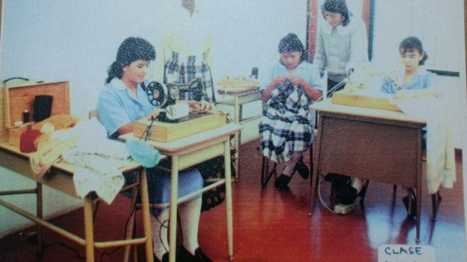 Clase de costura del Instituto de Capacitación Integral en Estudios Domésticos del Opus.