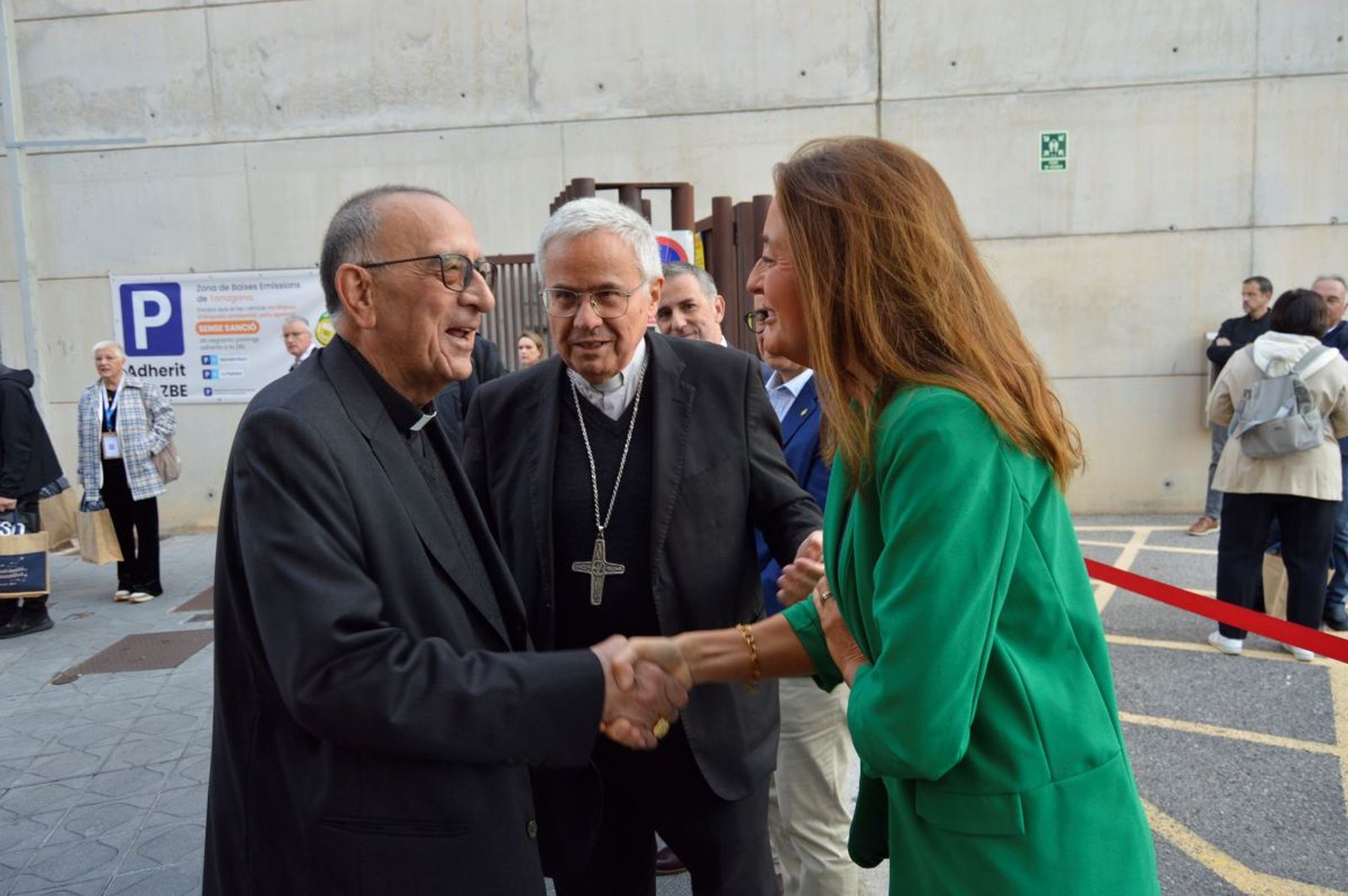 Omella saluda a la consellera de educación, Esther Niubó.