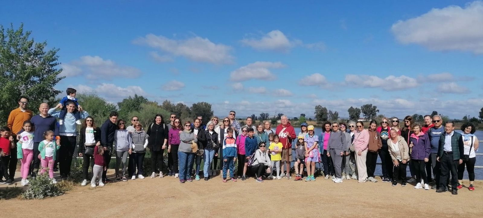 El cura en la tarde del domingo con Emaús al fondo
