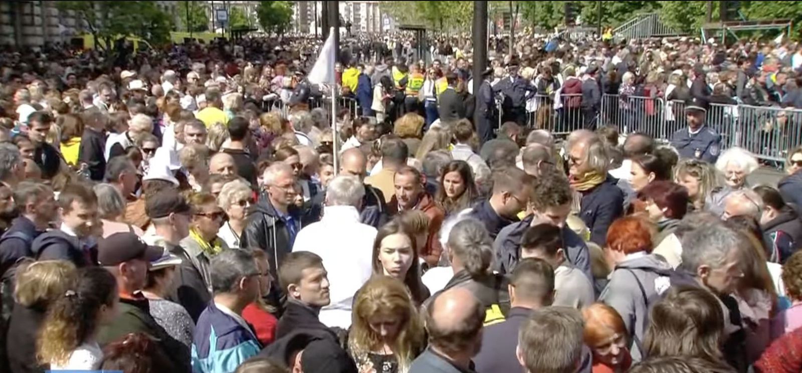 Fieles toman la comunión