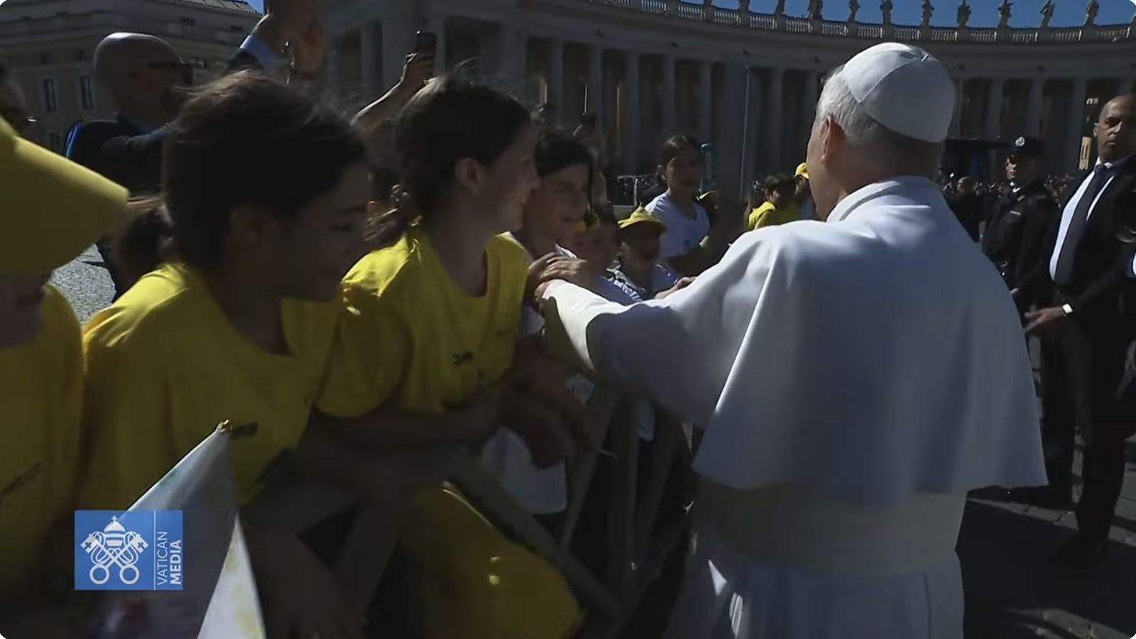 El Papa bajó del papamóvil para saludar a unos jóvenes