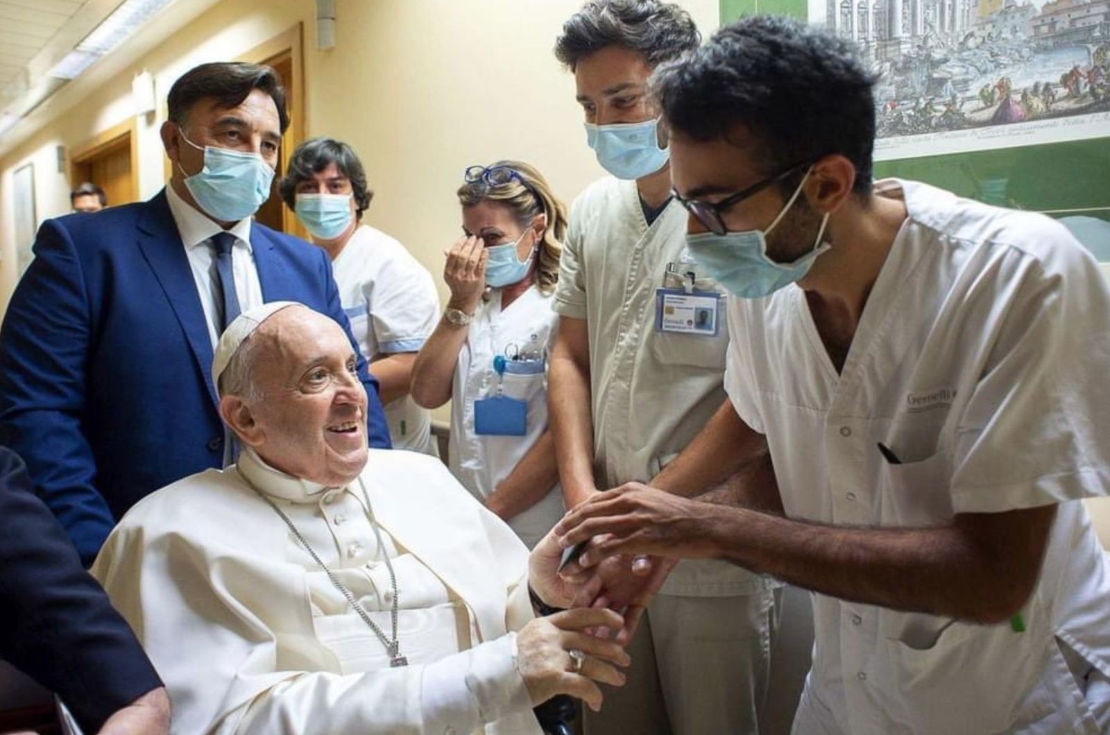 Papa saluda a enfermeros del Gemelli