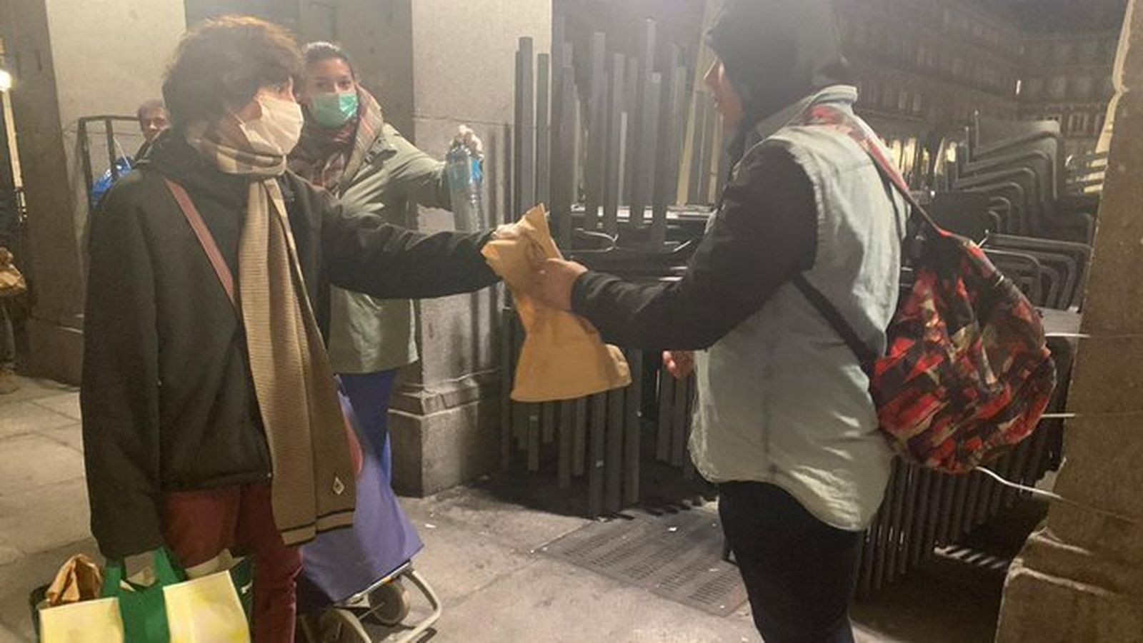 Tíscar Espigares entrega una bolsa de comida a los sin techo