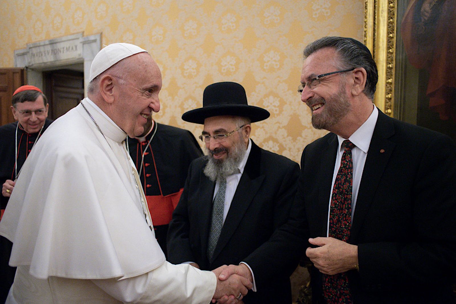 Rabino Rosen saluda al papa Francisco en una foto de archivo