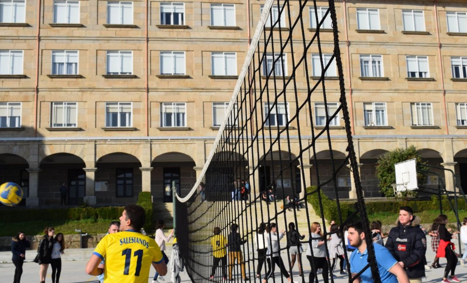 Deporte en el patio de un centro educativo salesiano