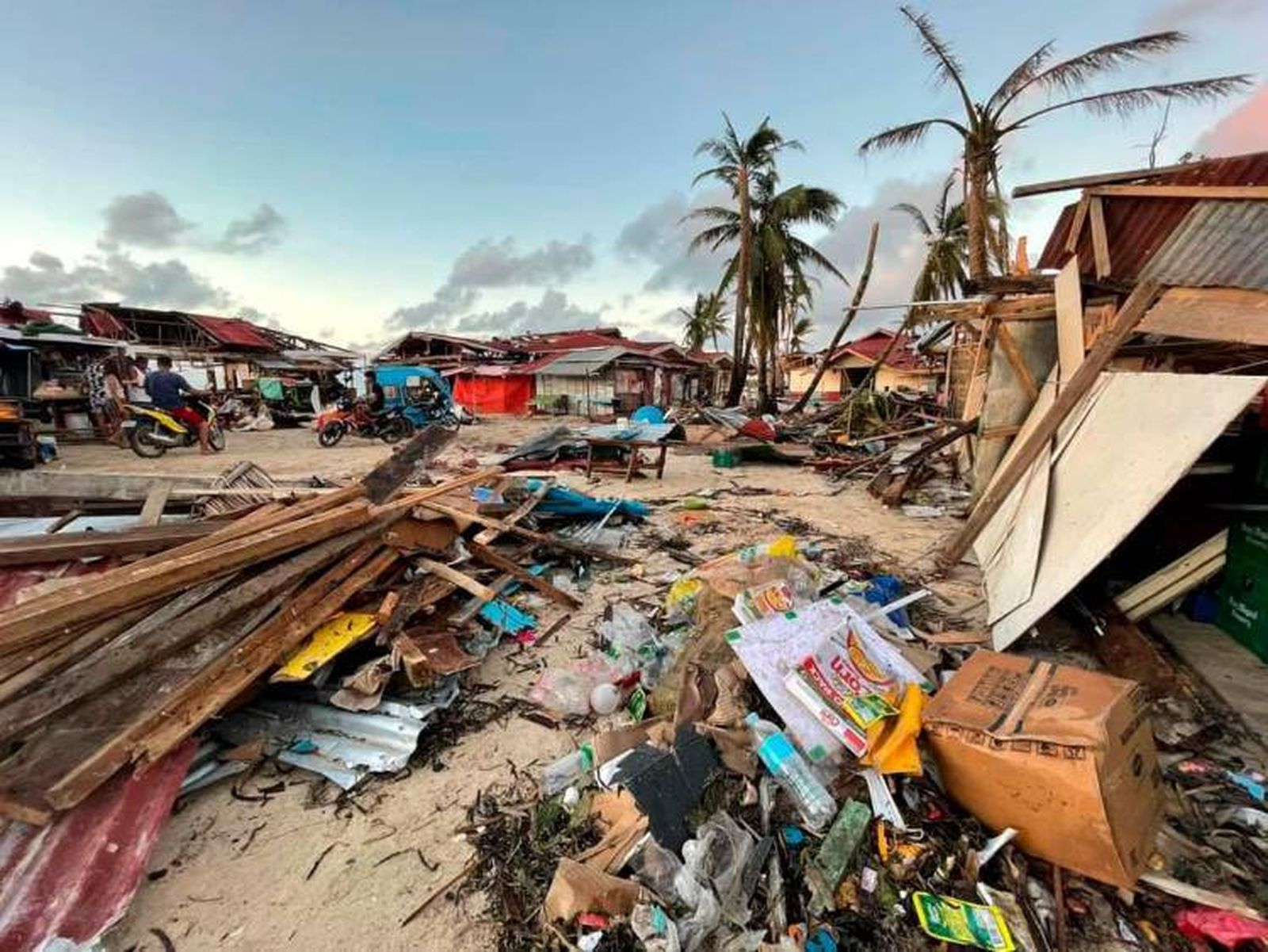 Destrozos del tifón Rai en Filipinas