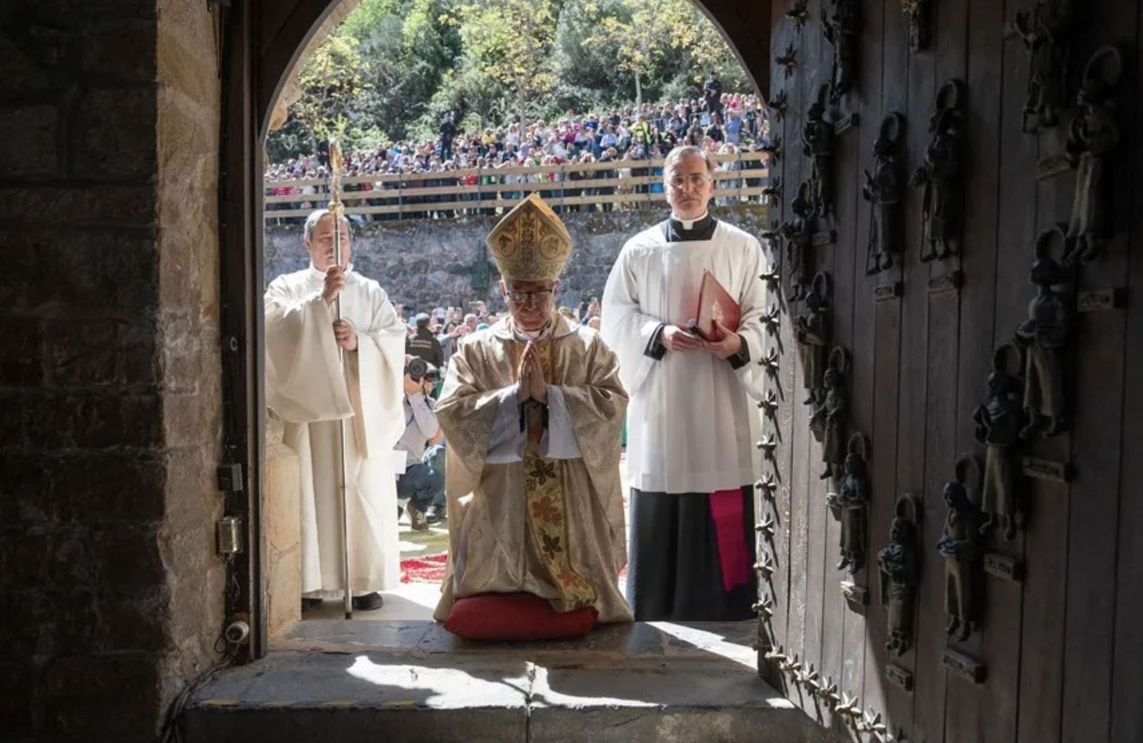 El obispo Manuel Sánchez Monge, tras abrir la Puerta del Perdón