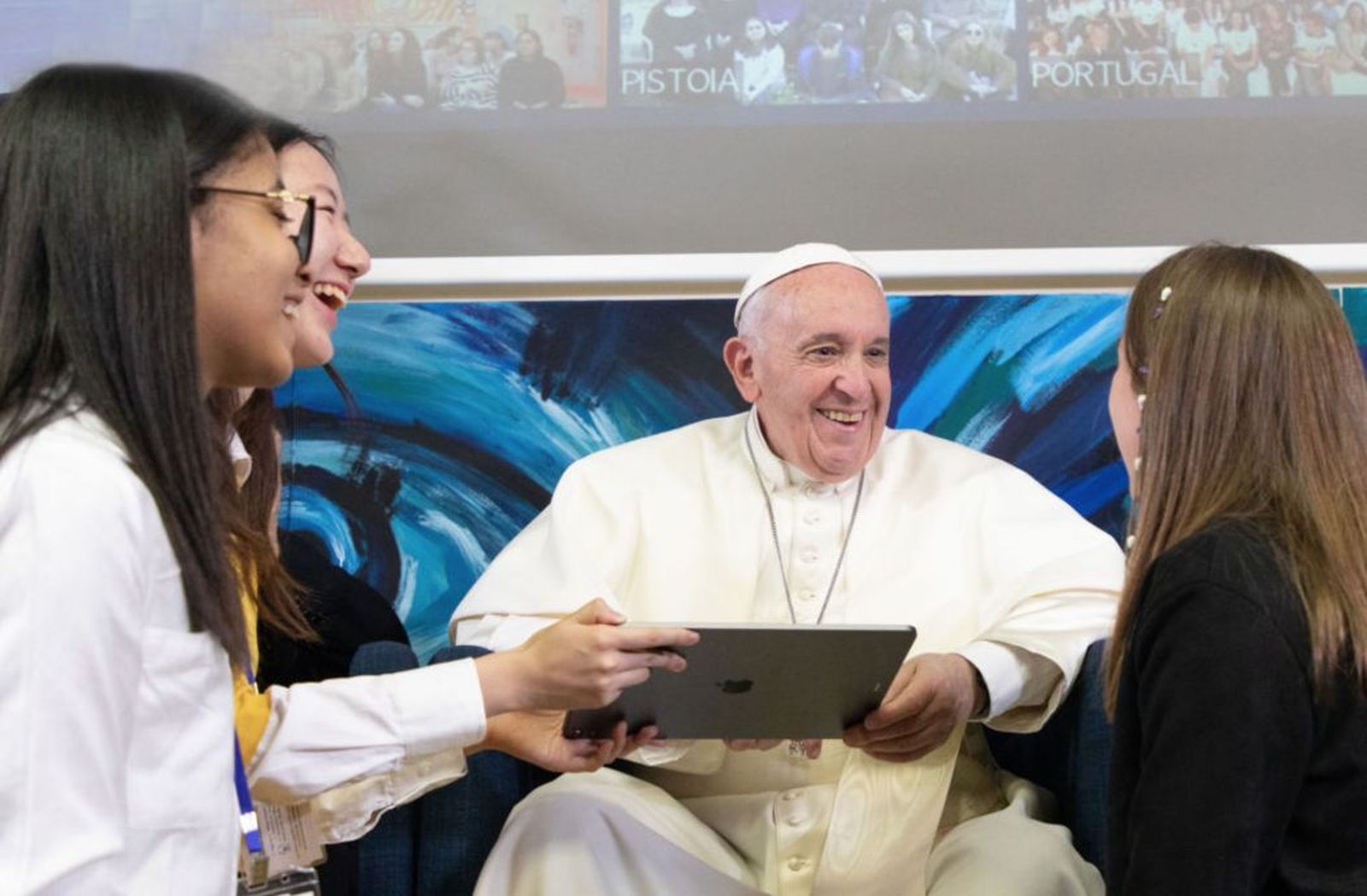 Francisco y jóvenes de Scholas