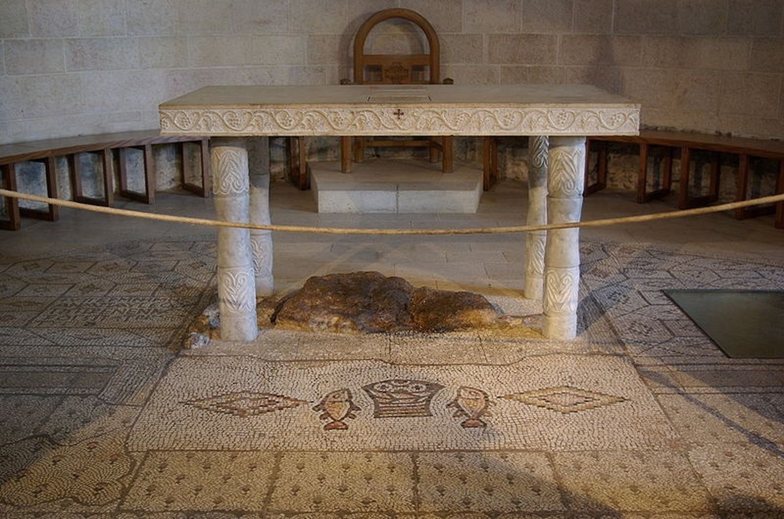 Roban una cruz de la iglesia de la Multiplicación de los Panes