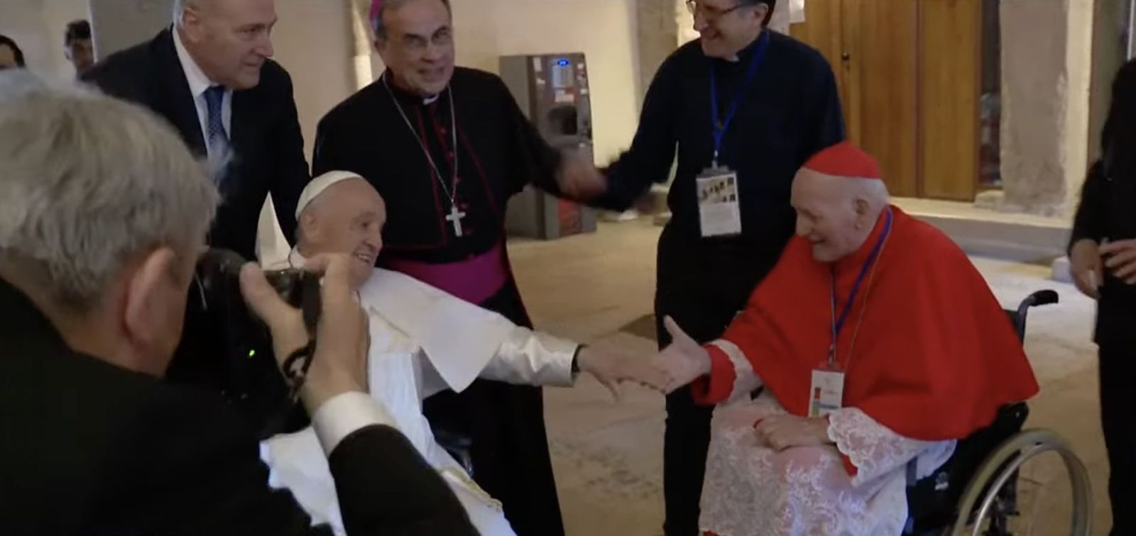 El Papa y el cardenal, ambos en silla de ruedas