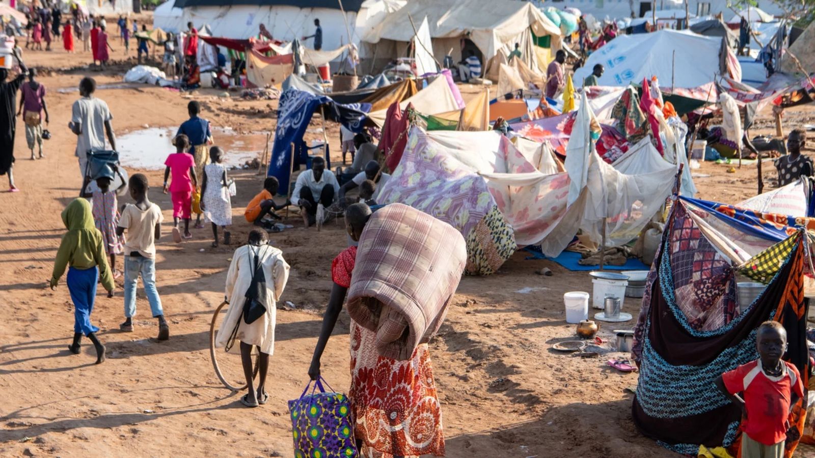 Personas refugiadas sudanesas y retornadas sursudanesas llegan al Centro de Tránsito de Renk tras cruzar la frontera desde Sudán