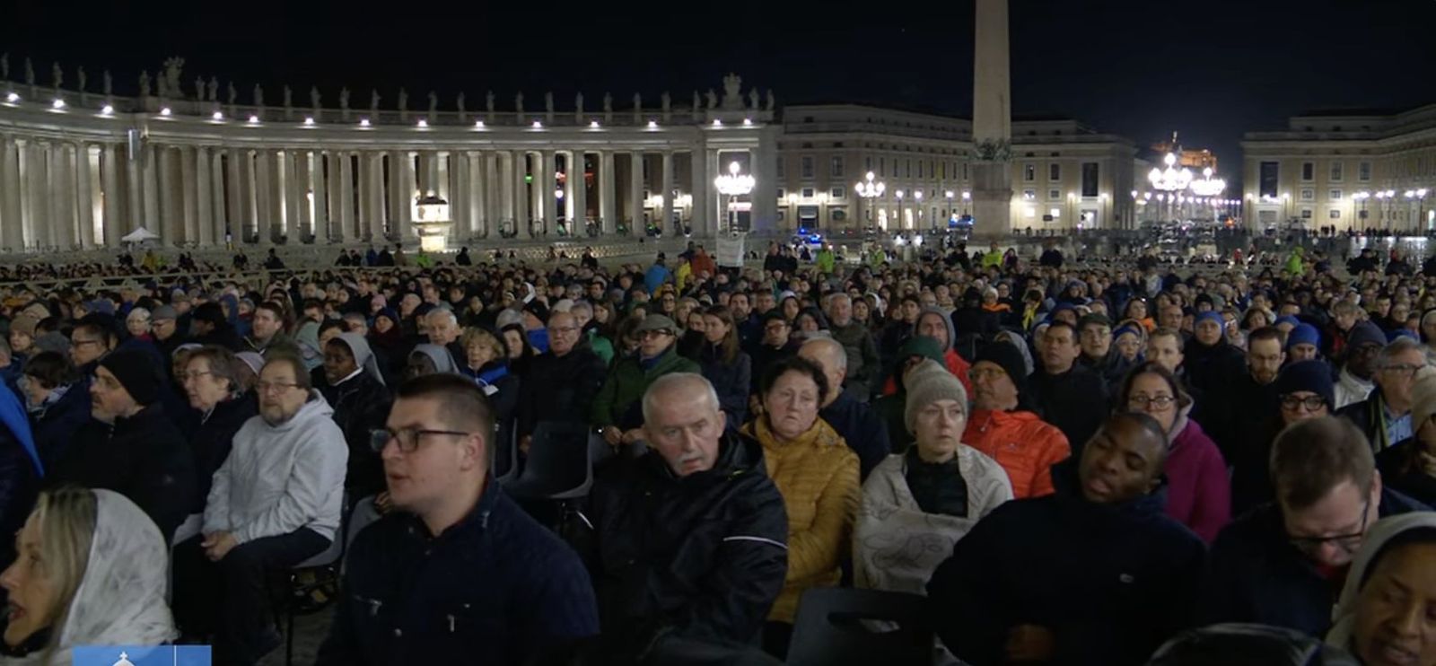 Centenares de fieles en la noche romana