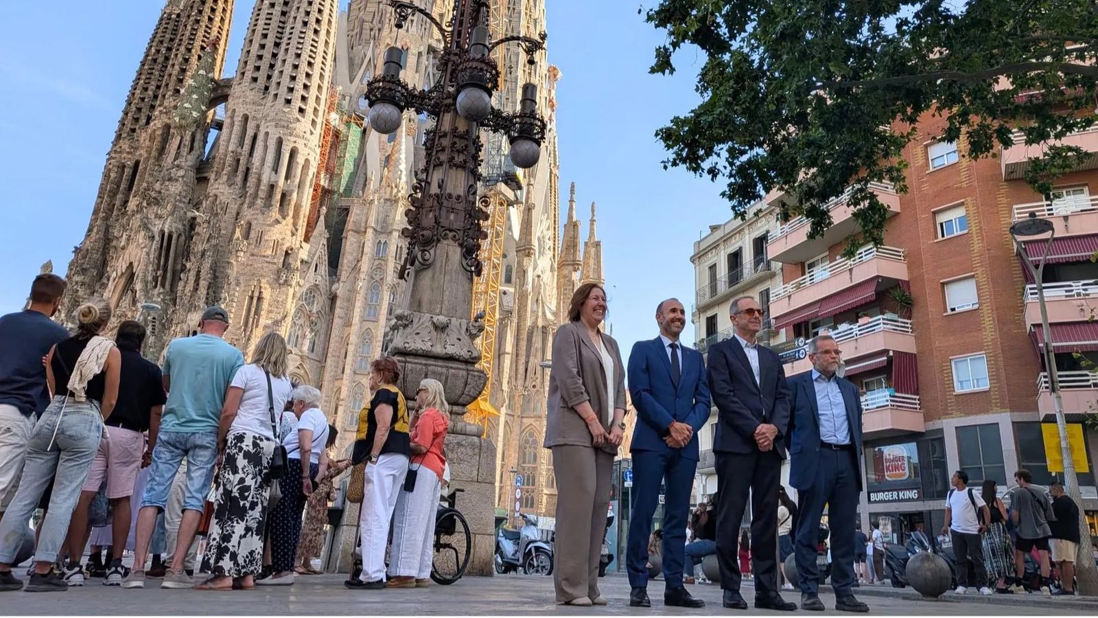 Adrián Orbea (Henkel Ibérica); con Xavier Martínez, DG de la Sagrada Familia, y Jordi Saurí, arquitecto jefe