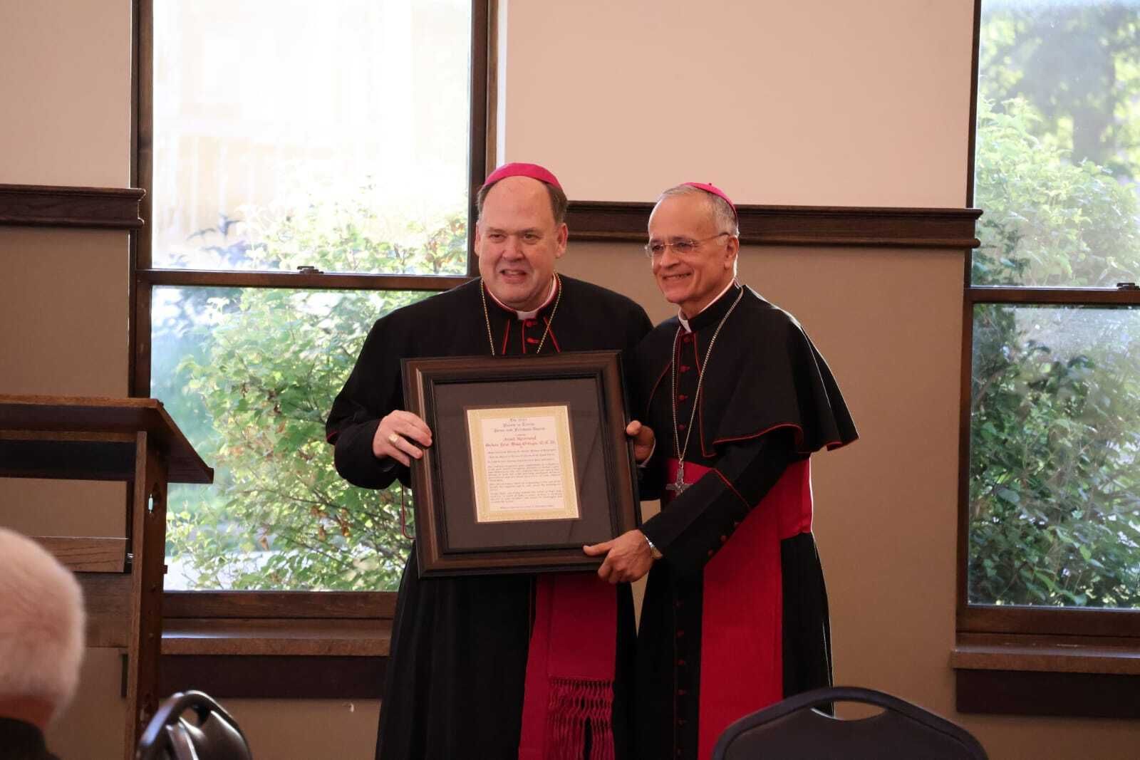 Entrega del premio a Silvio Báez
