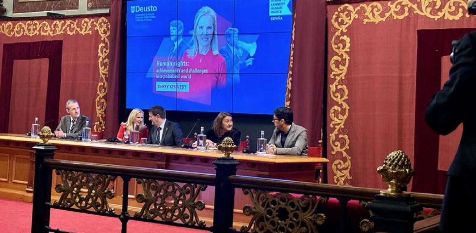 Kerry Kennedy charla con el rector Juan José Etxeberria. A los lados, el decano de la Facultad de Derecho José Ramón Intxaurbe, la presidenta de RFK Human Rights Spain María Díaz de la Cebosa y el director del Instituto de Derechos Humanos, Gorka Urrutia