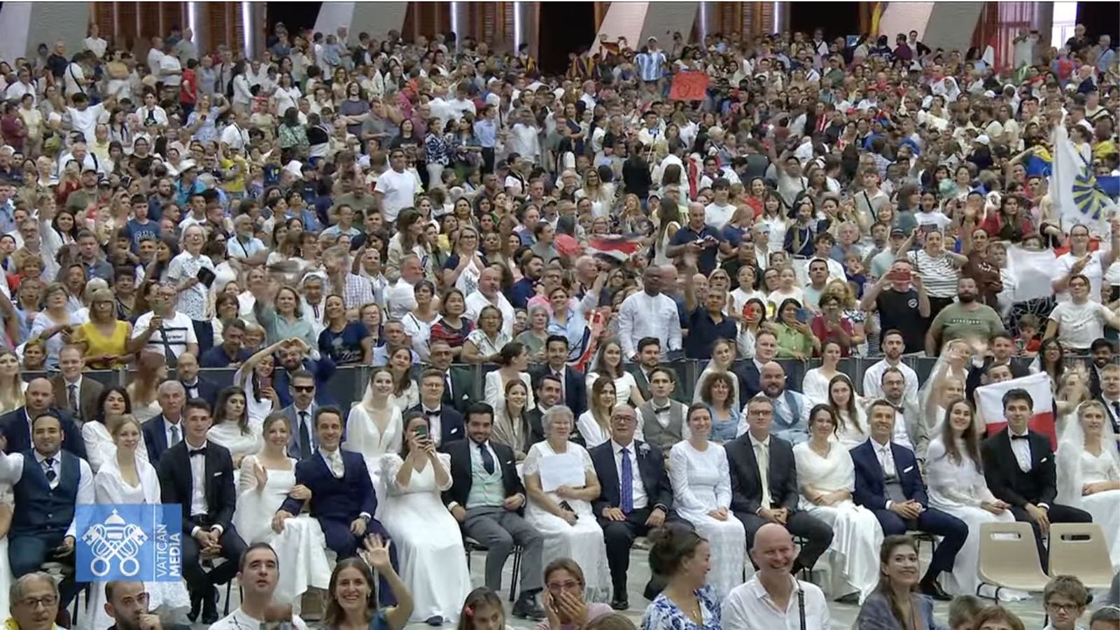 Parejas de novios en la audiencia general