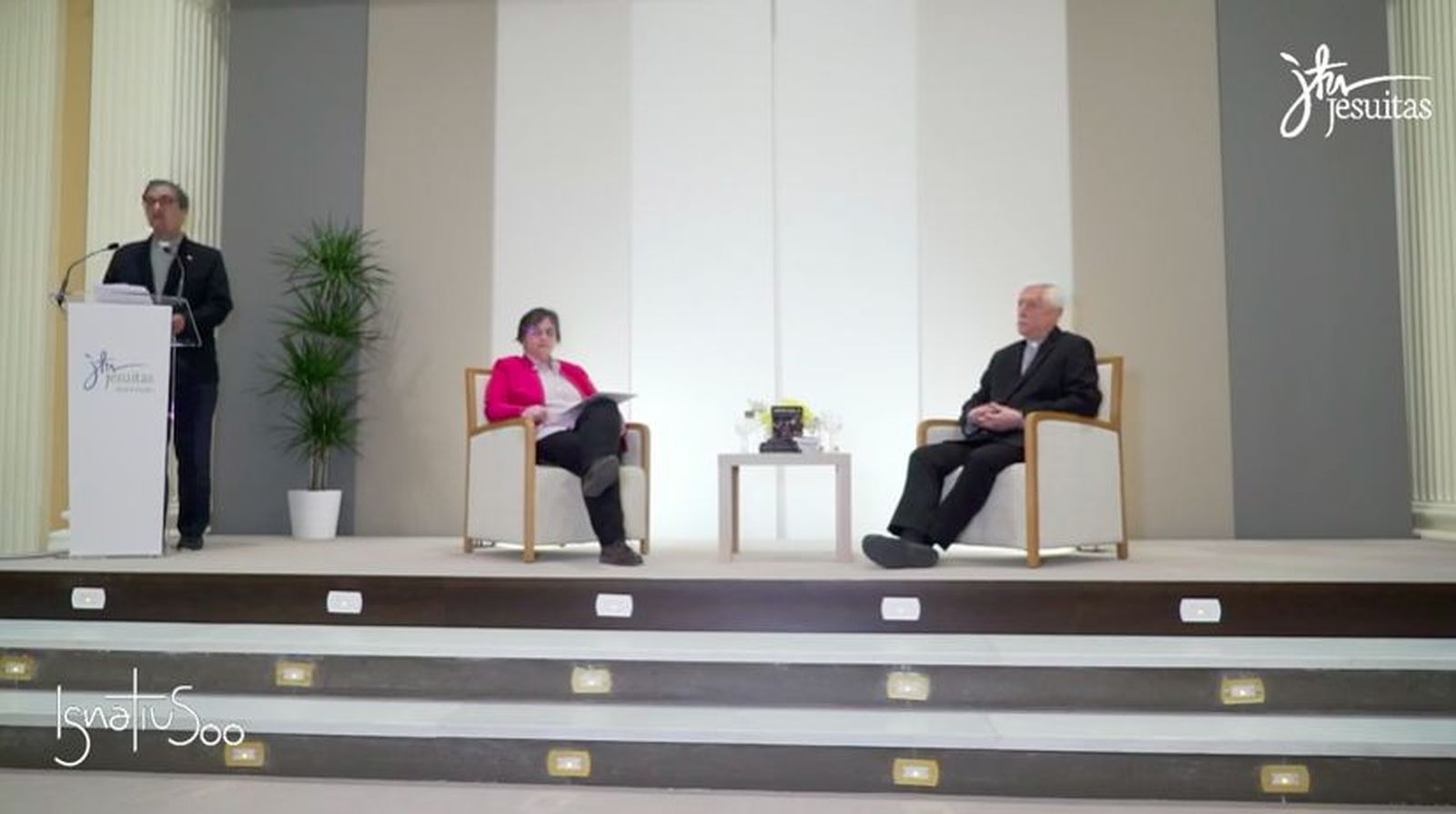 El provincial de España presenta a entrevistado y entrevistadora