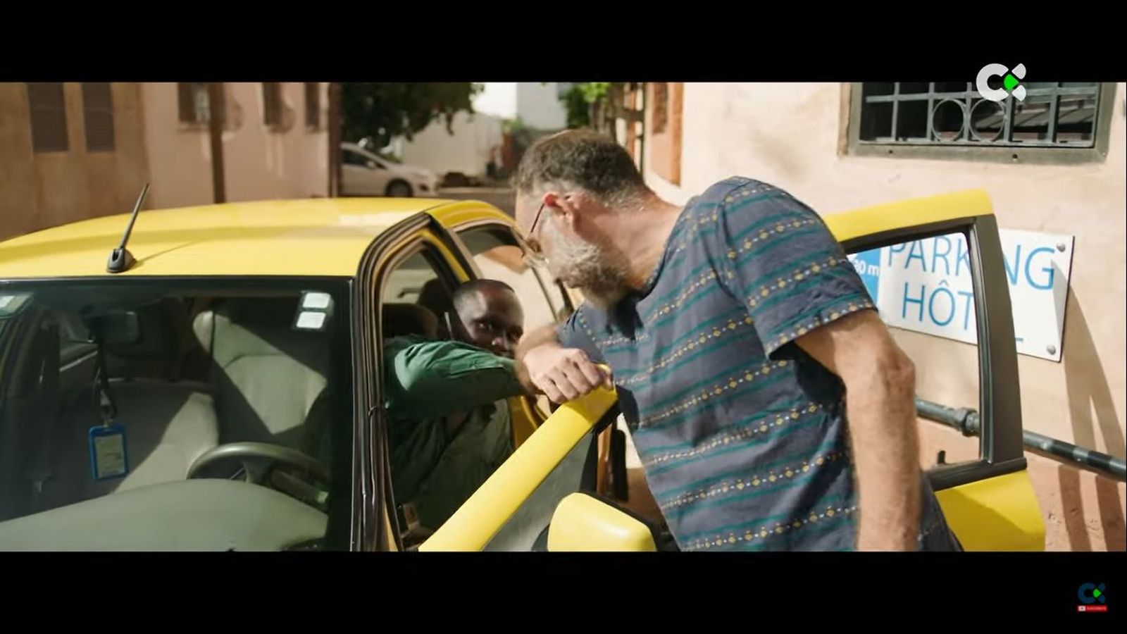 Naranjo, saluda a un vecino, en Dakar.