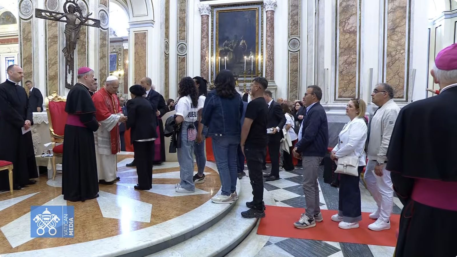 El Papa saluda a las familias en la catedral de Acerra