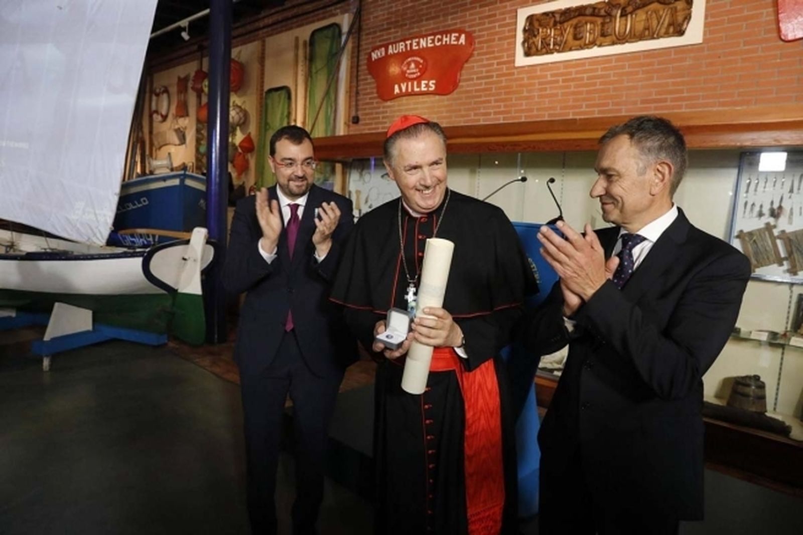 El cardenal Ángel Fernández Artime recibe el título de "Hijo Predilecto de Asturias"